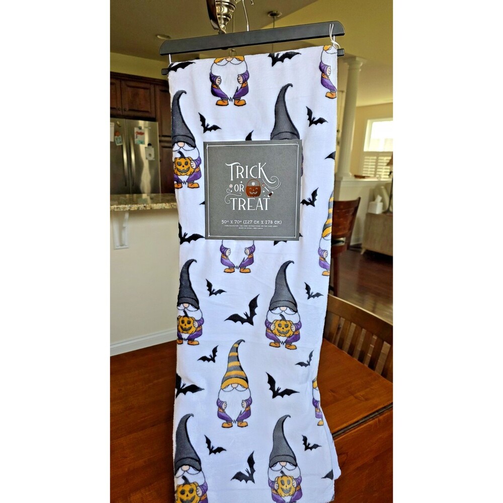 Halloween Oversized Plush Throw Blanket Gnomes, Pumpkins , Bats 50" x 70" NEW